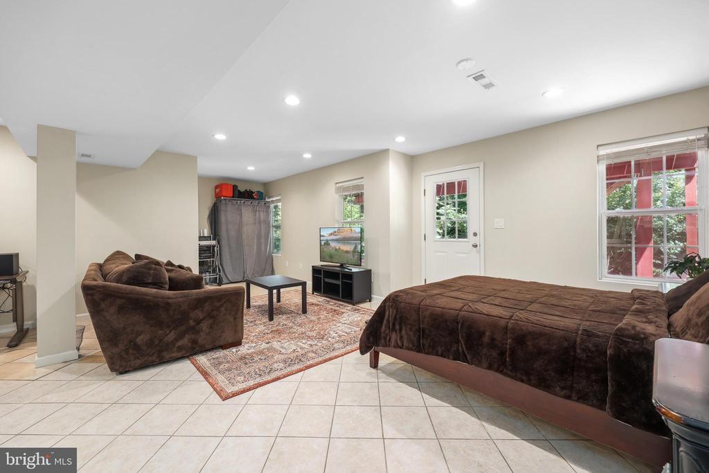9239 GREENSHIRE DRIVE