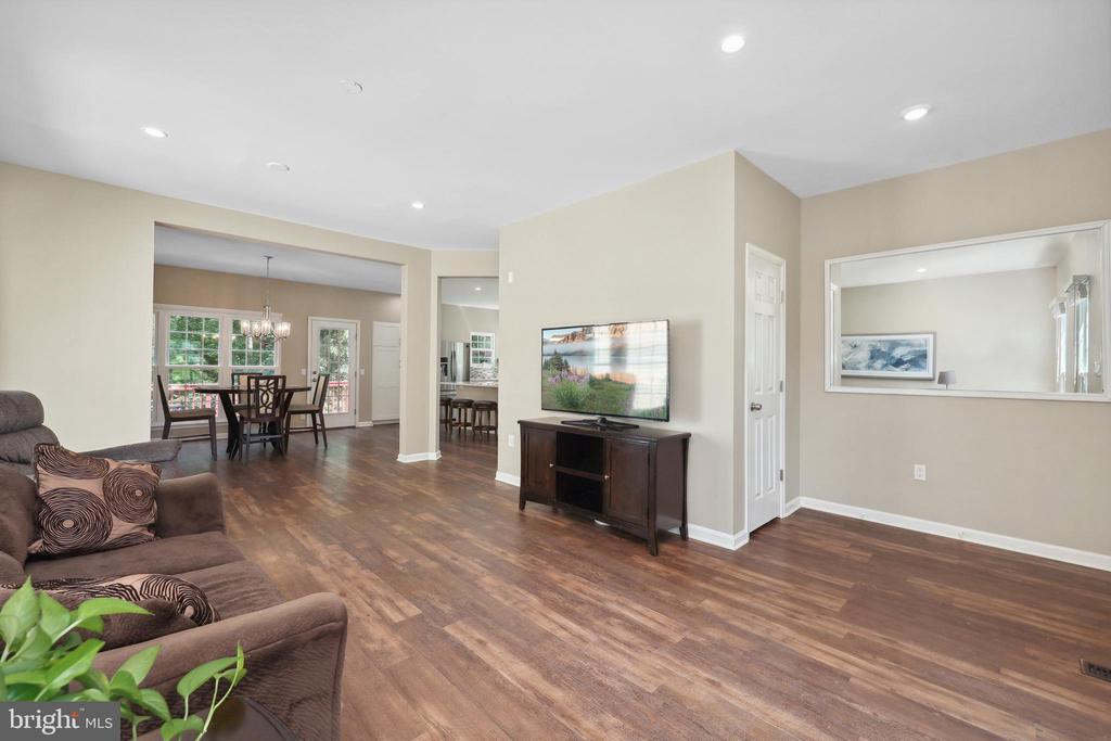 9239 GREENSHIRE DRIVE