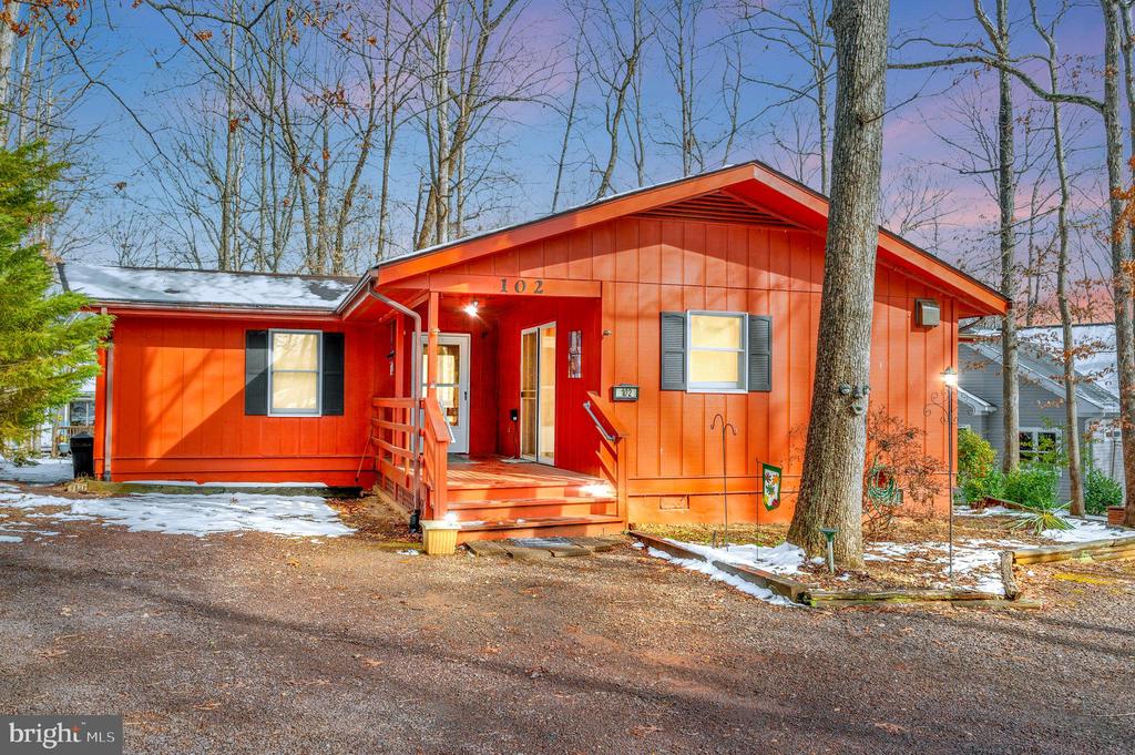 102 Sunset Ct