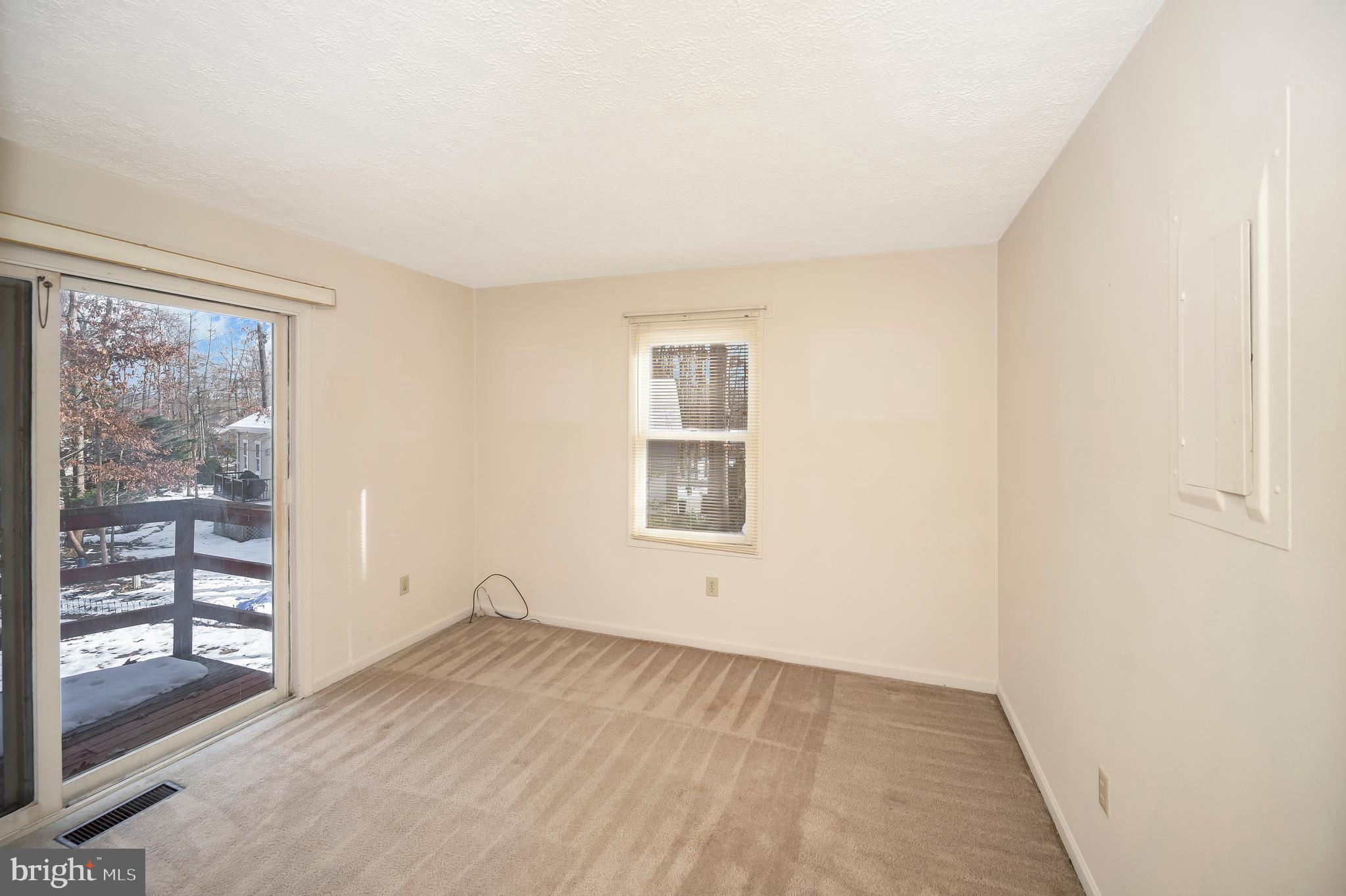 102 Sunset Ct