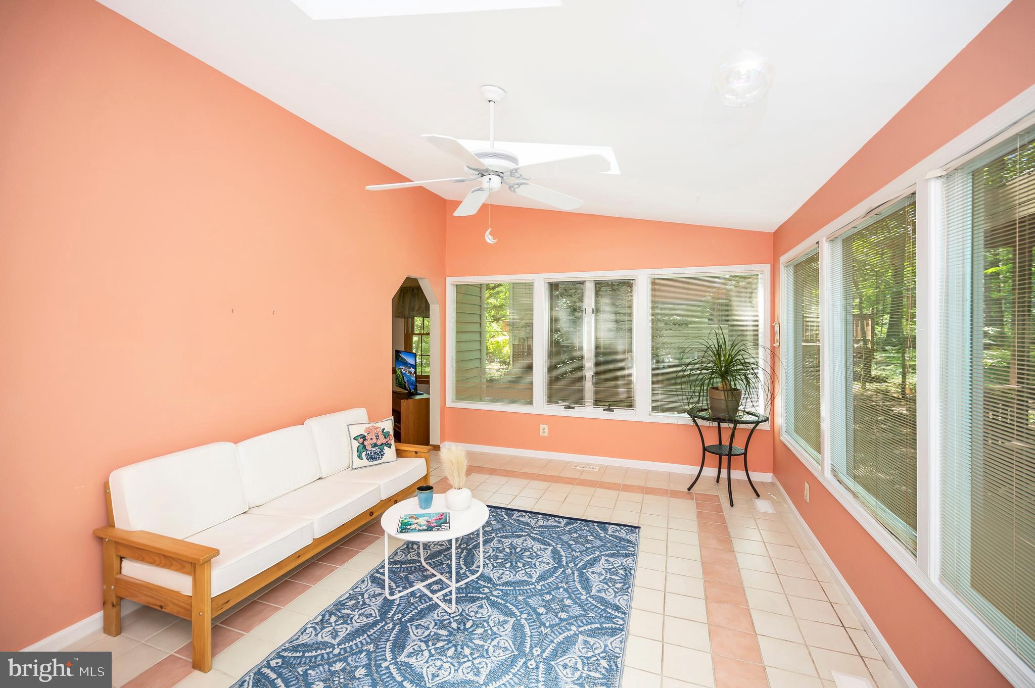 102 Hillside Dr