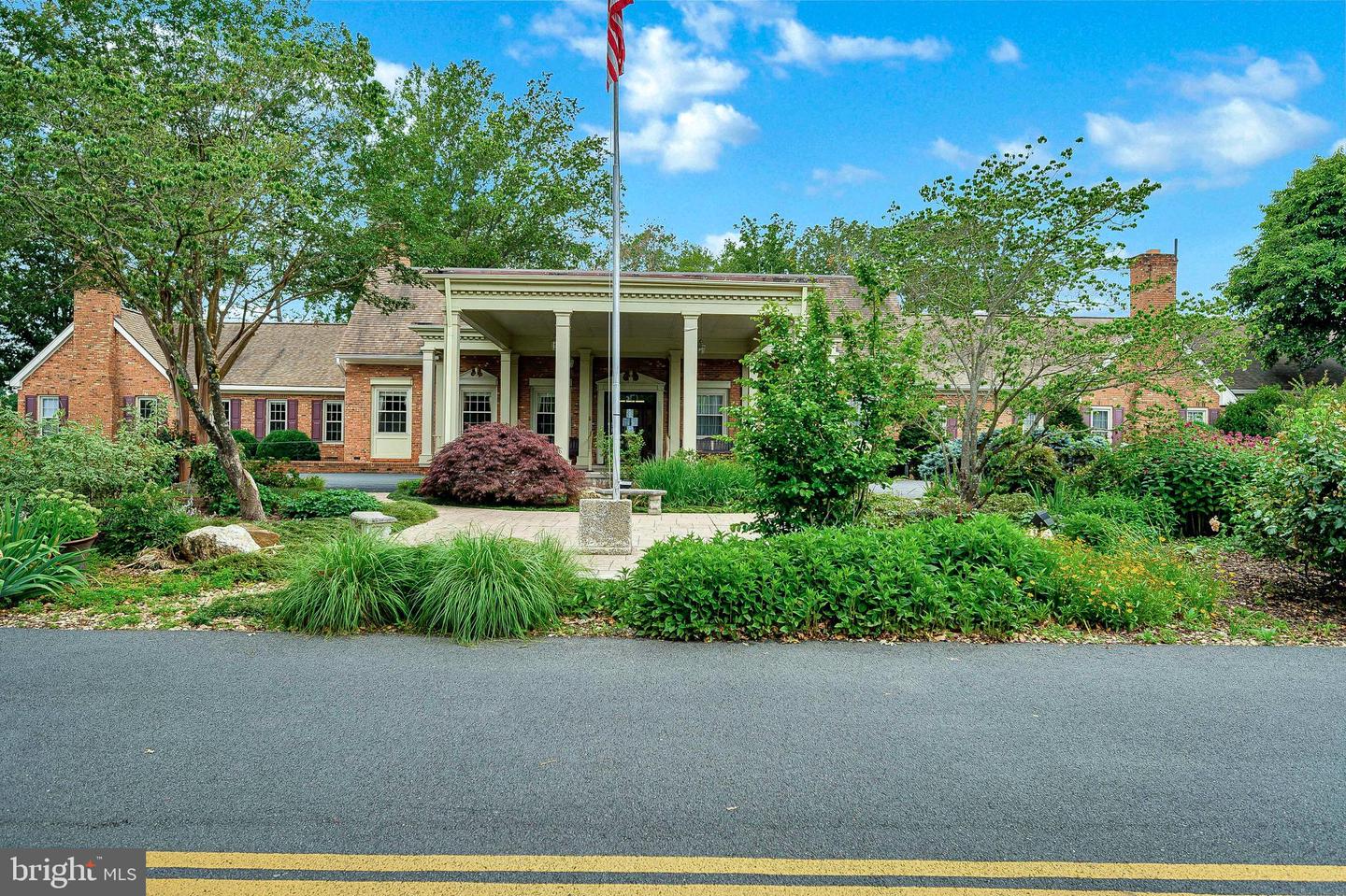 102 Hillside Dr