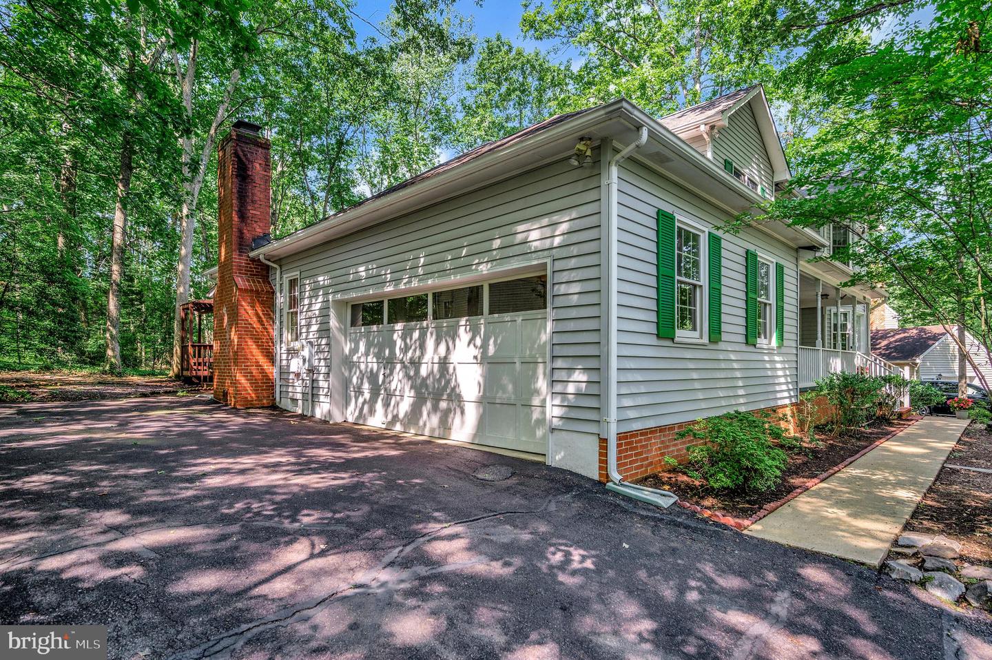 102 Hillside Dr