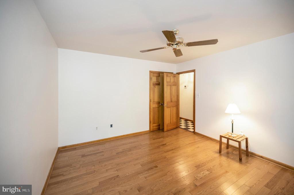 102 Hillside Dr
