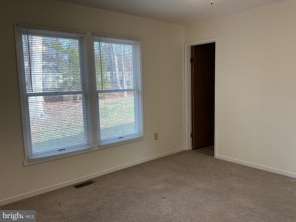 1006 LAKEVIEW PARKWAY