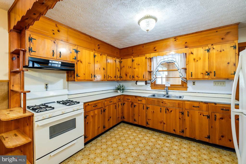 925 FORREST DRIVE