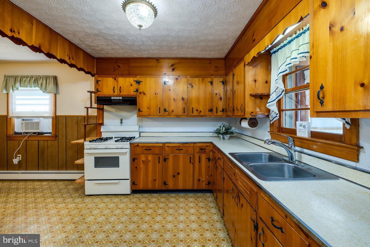 925 FORREST DRIVE