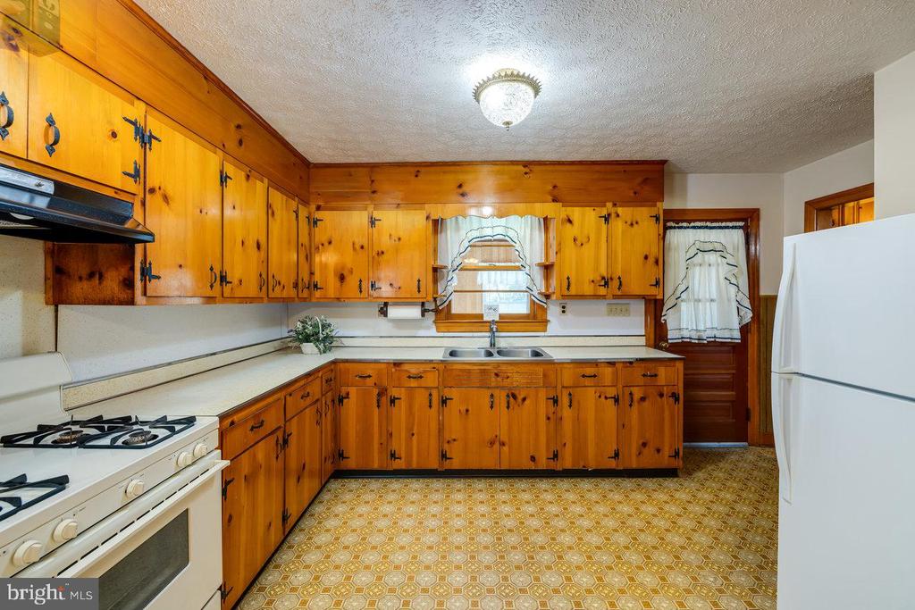 925 FORREST DRIVE
