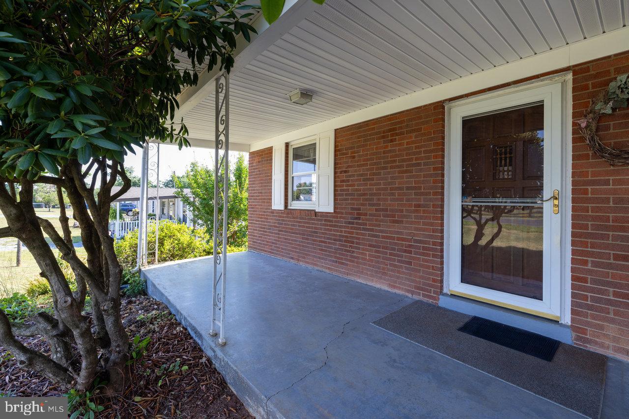 925 FORREST DRIVE