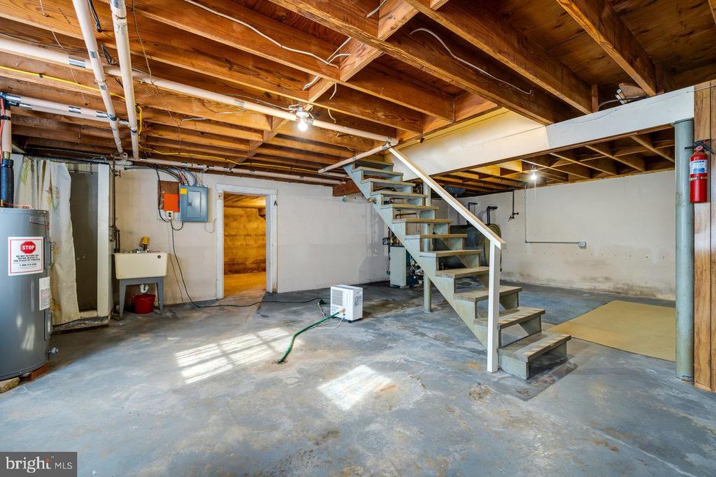 925 FORREST DRIVE