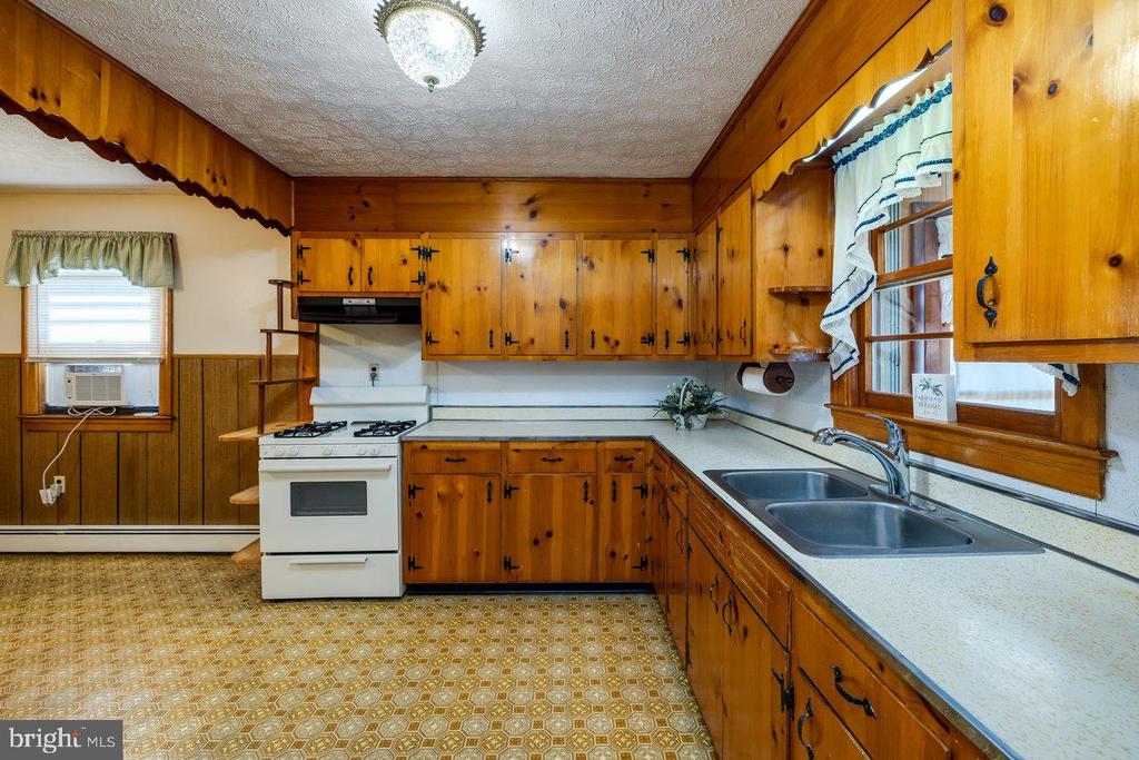 925 FORREST DRIVE