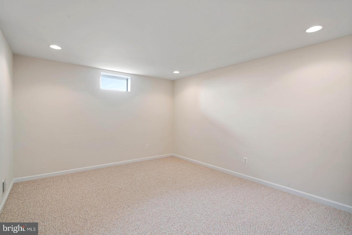 3933 Solstice LANE