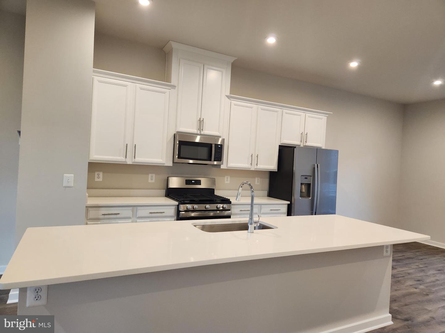 1709 Autumn Maple Leaf DRIVE