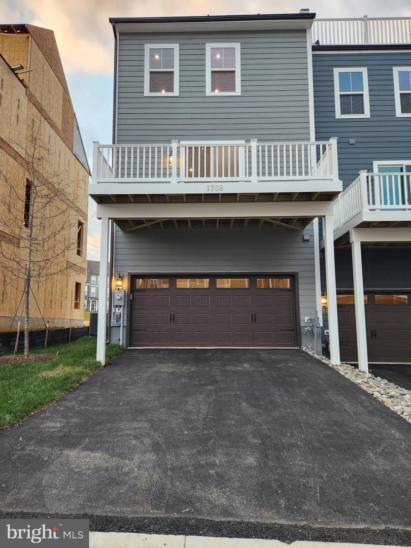 1709 Autumn Maple Leaf DRIVE