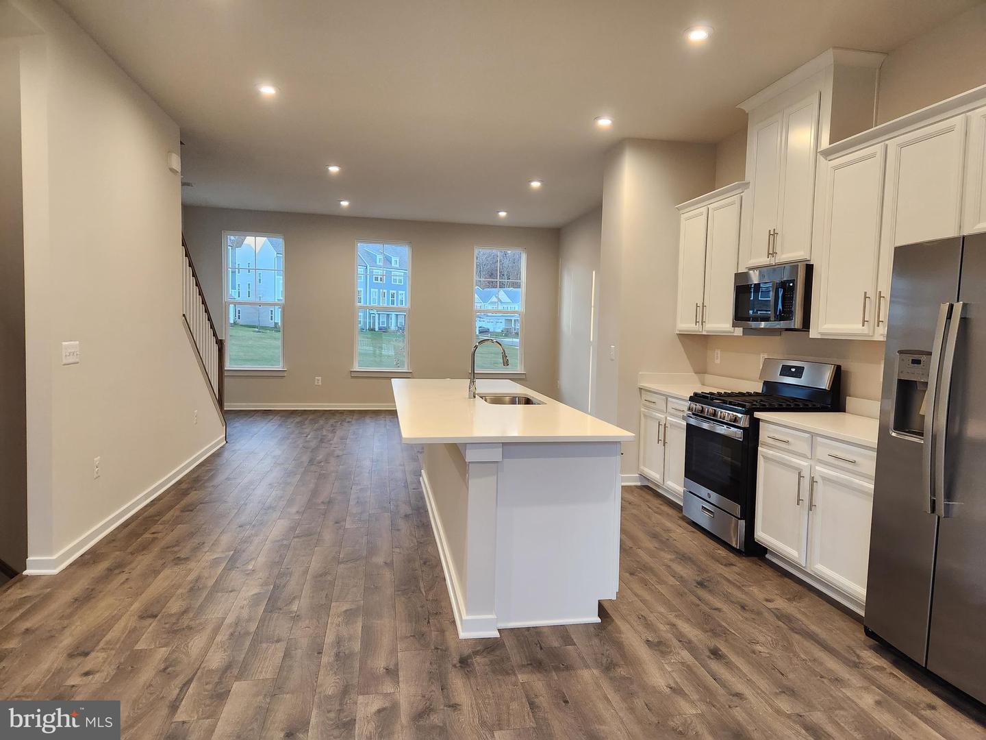 1709 Autumn Maple Leaf DRIVE
