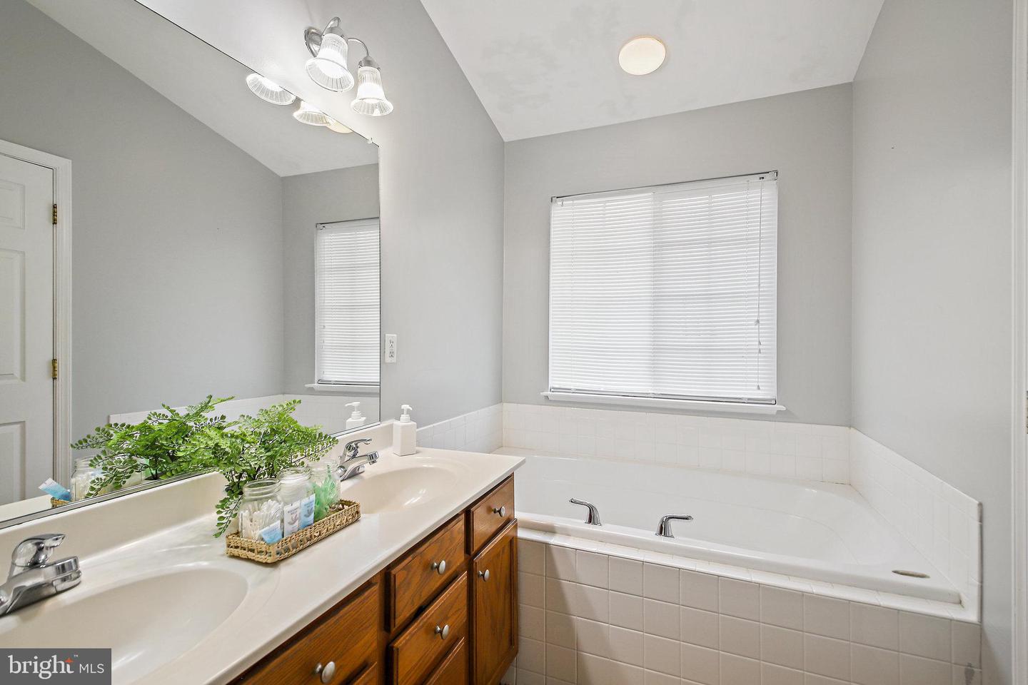 14216 Hunters Run WAY