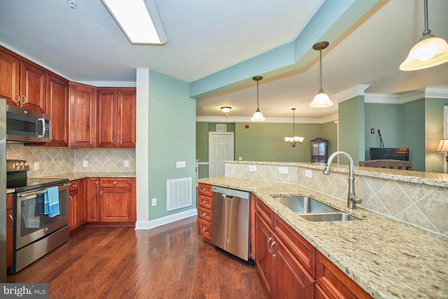 15211 Royal Crest DRIVE Unit: 204