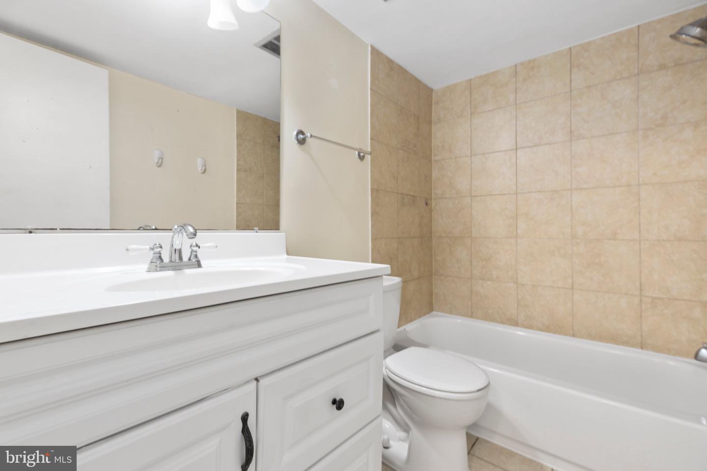 1523 Colonial DRIVE Unit: 102