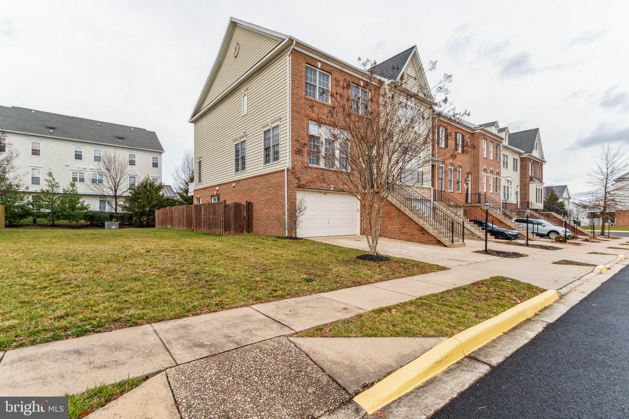 6910 Stanwick SQUARE