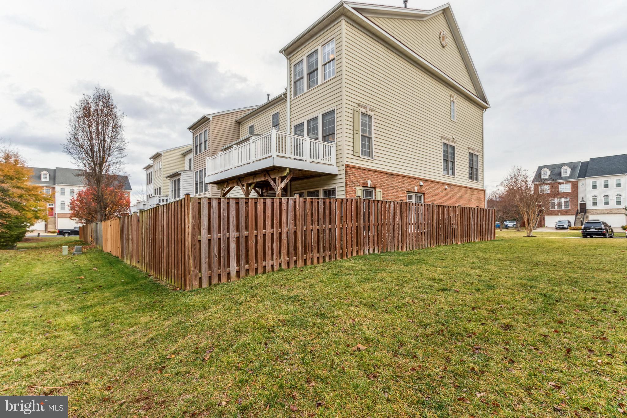 6910 Stanwick SQUARE