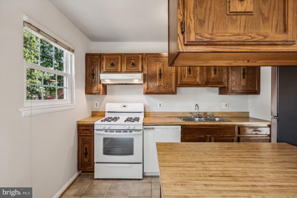 5654 SMALLWOOD COURT