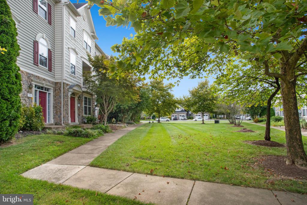 751 COLLINGTON CT