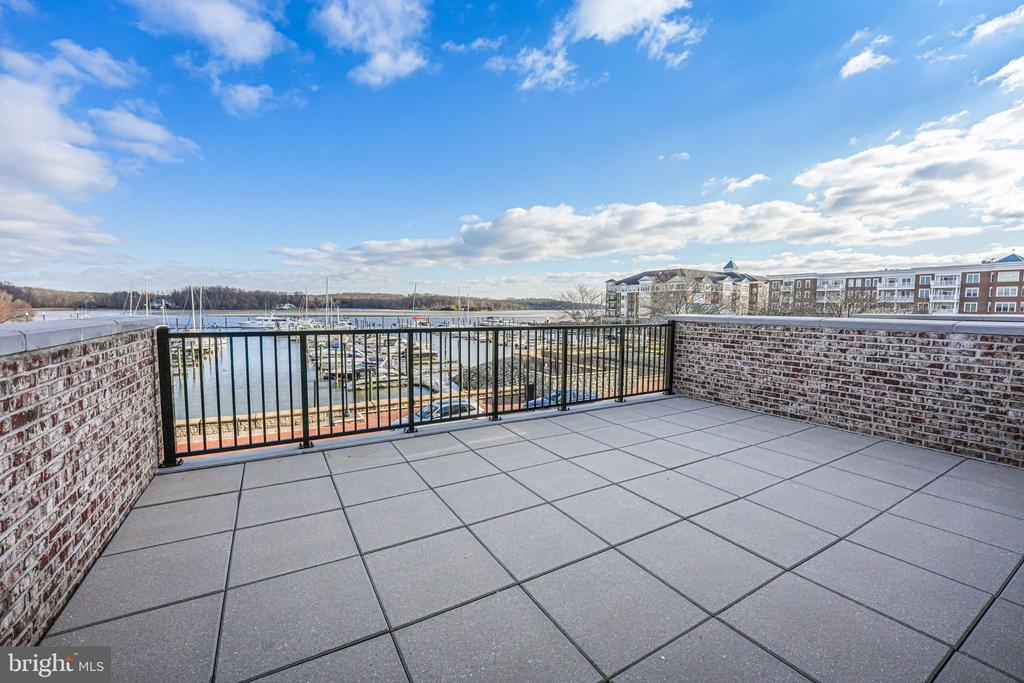 606 Marina Landing Ln