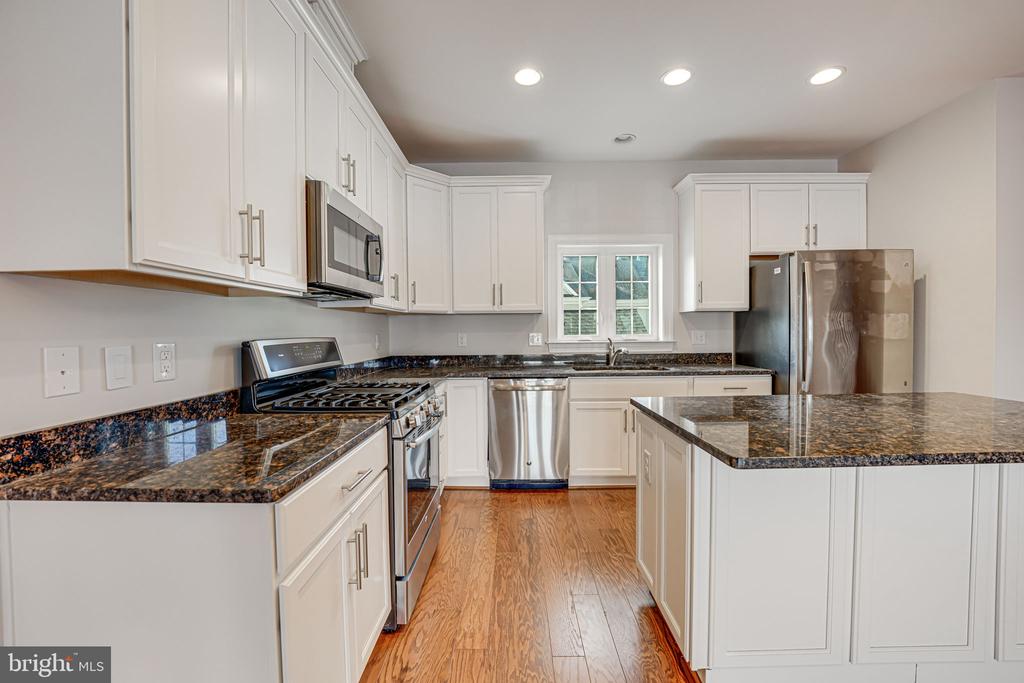 606 Marina Landing Ln
