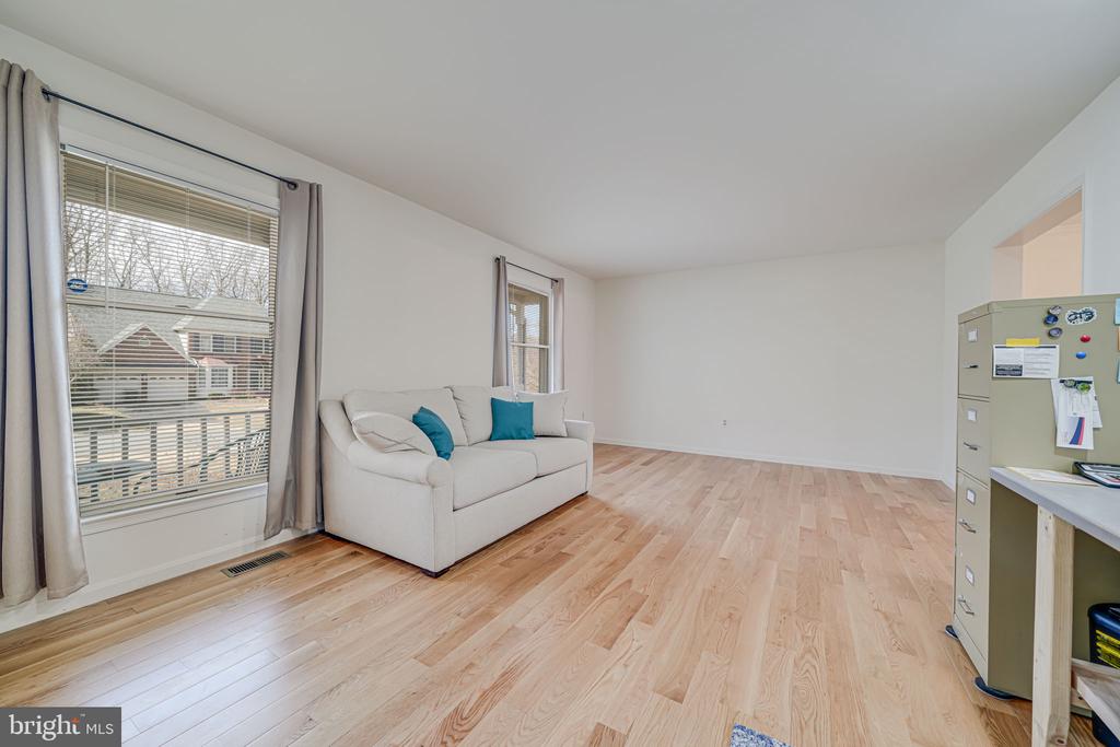 16005 Kenilworth Ct