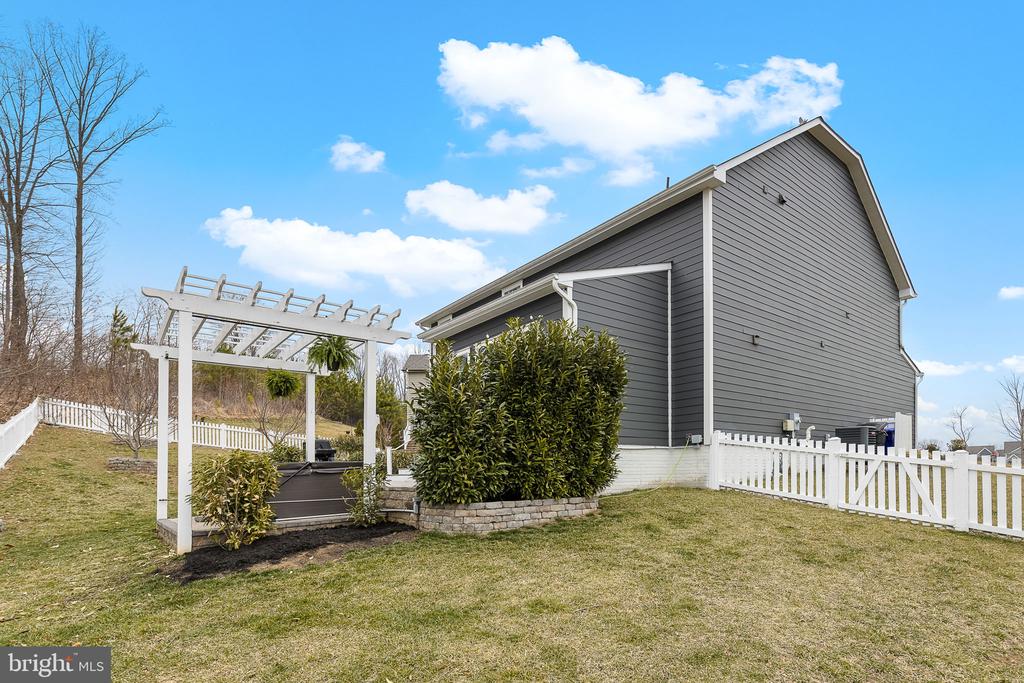 2048 Scarlet Pine Rd