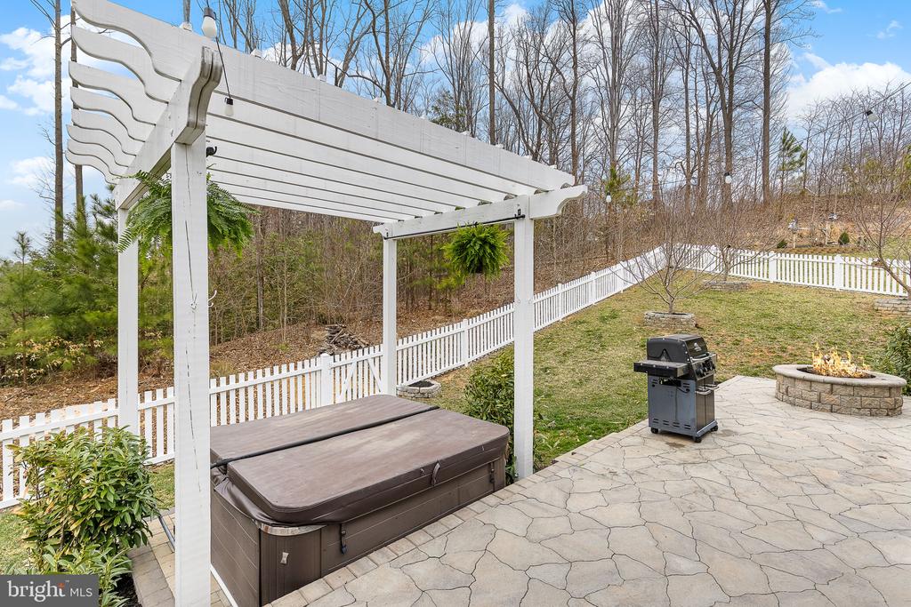 2048 Scarlet Pine Rd