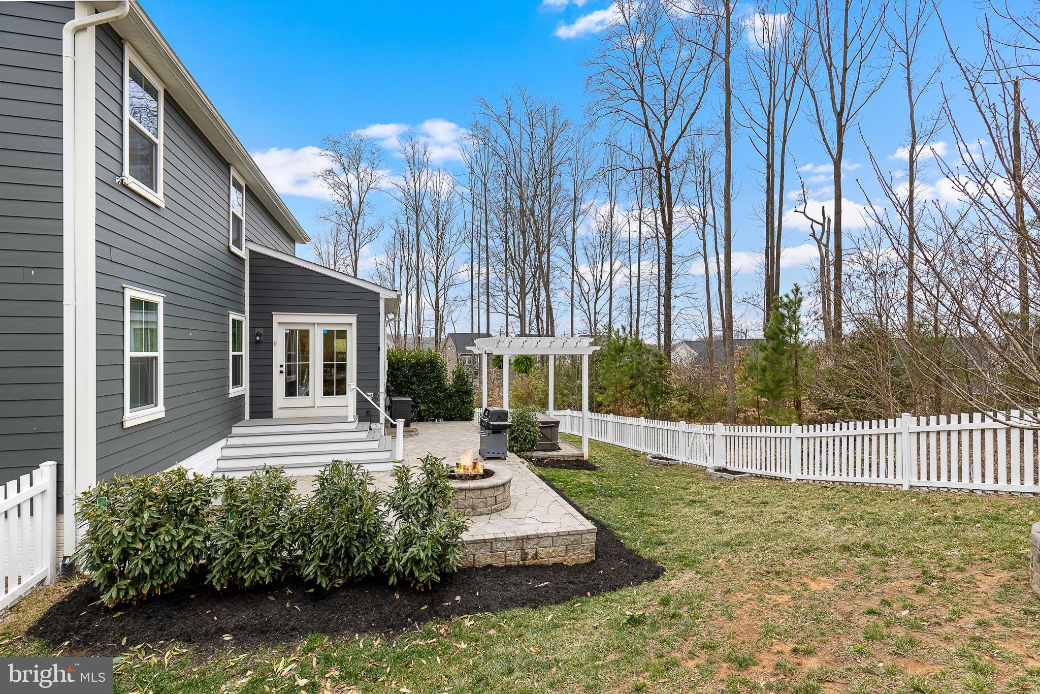 2048 Scarlet Pine Rd