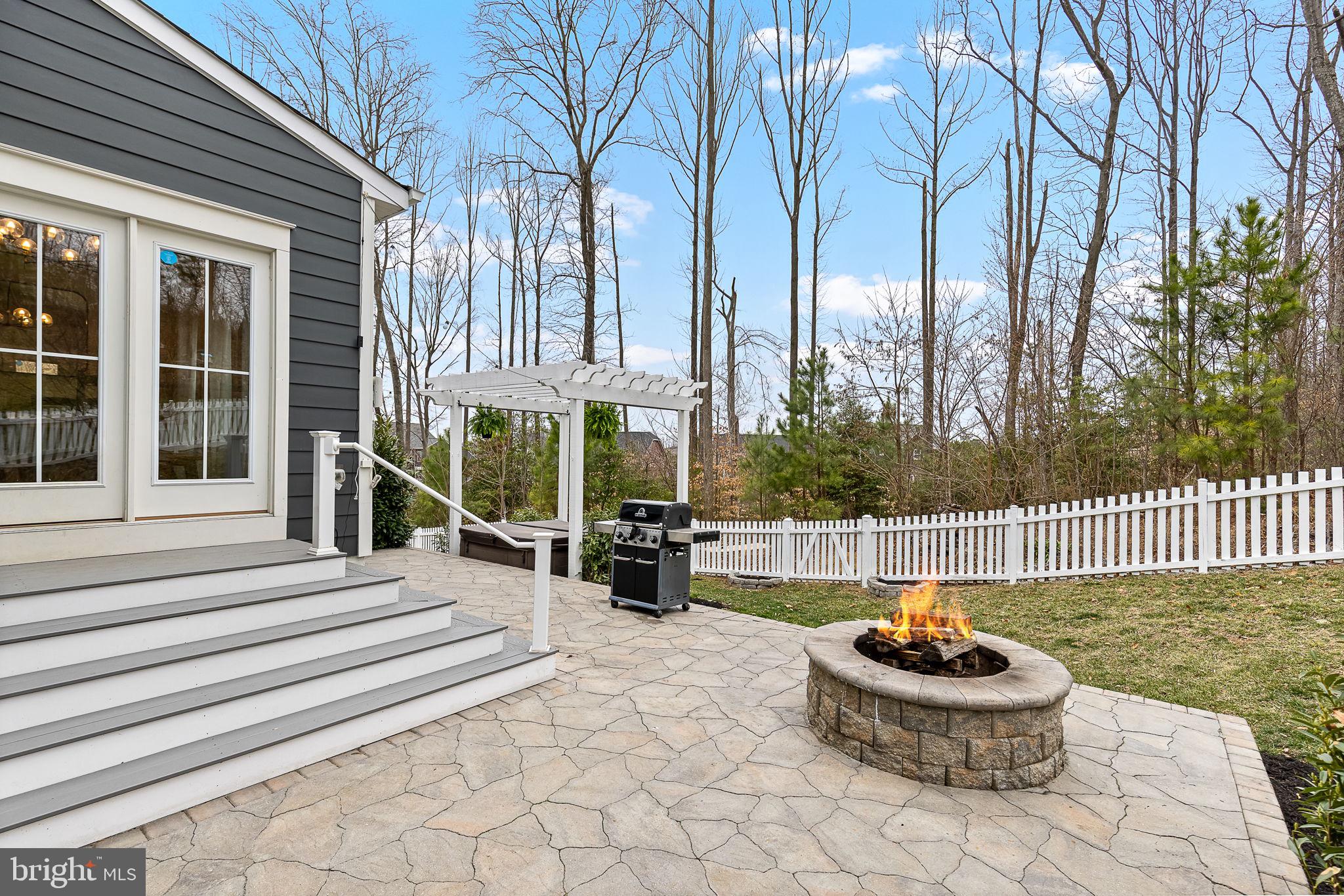 2048 Scarlet Pine Rd