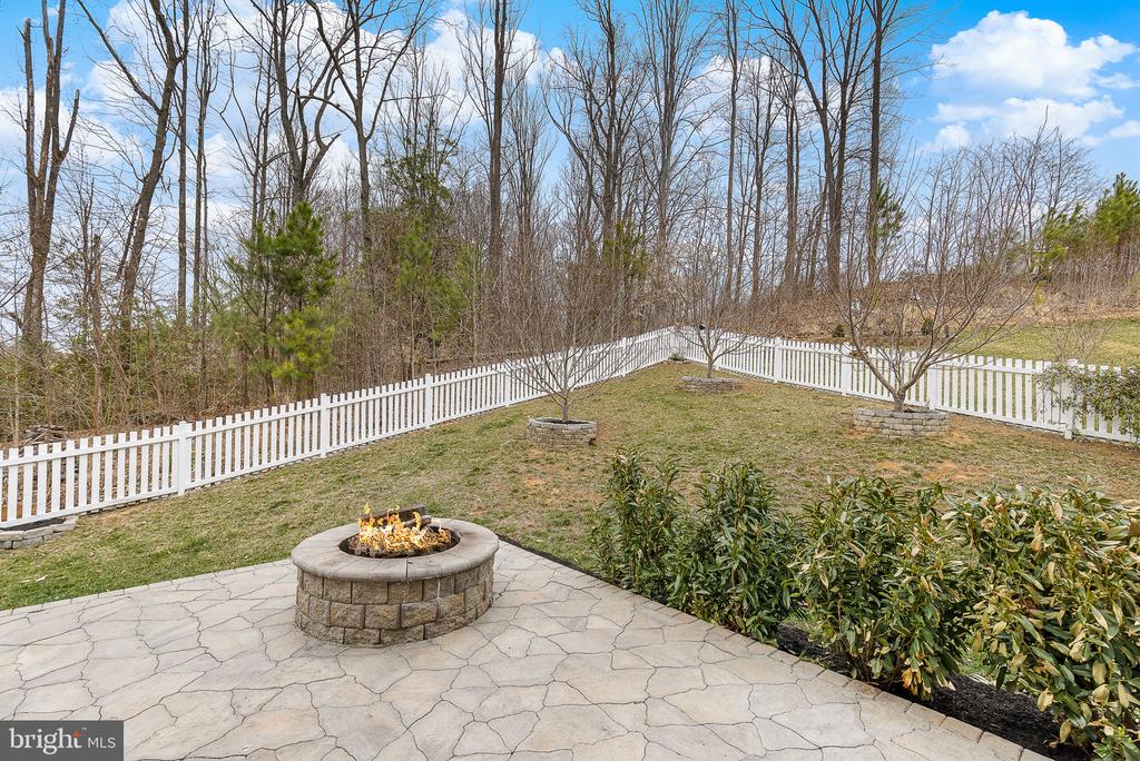 2048 Scarlet Pine Rd