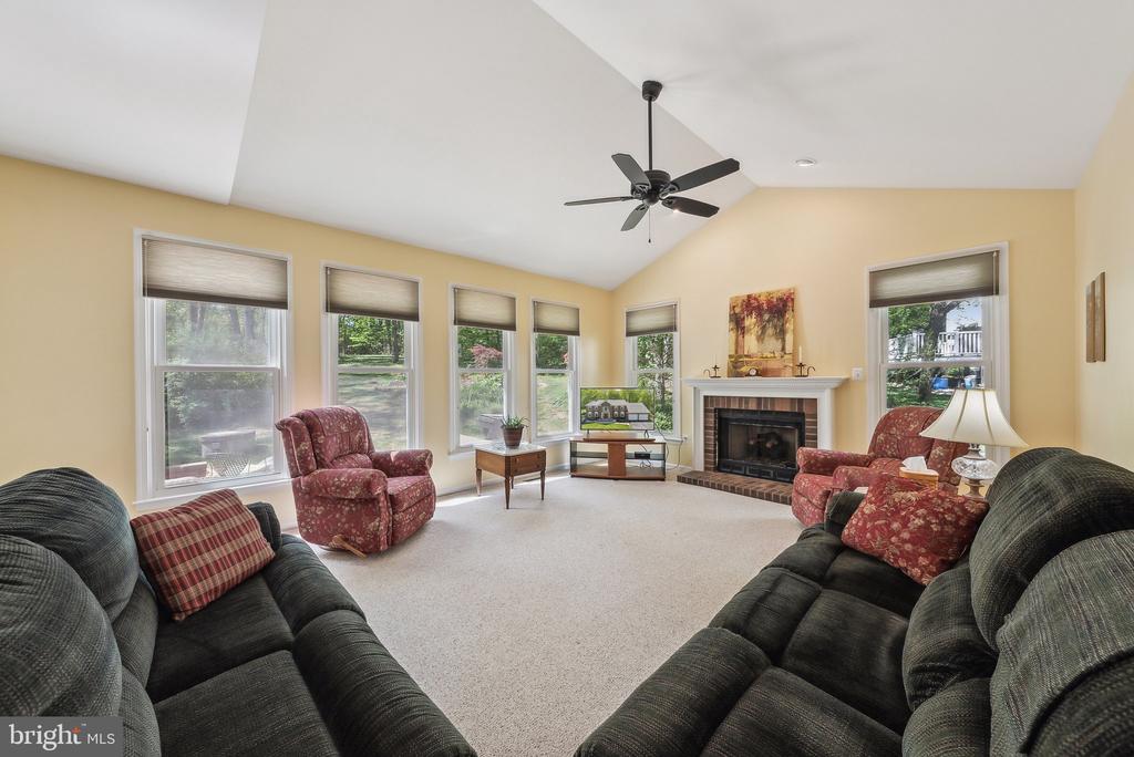 6089 THRAVE LANE