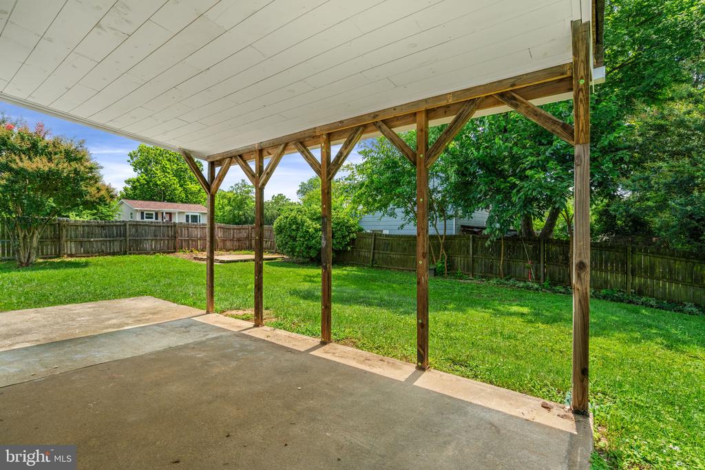 13223 Hawthorn Ln