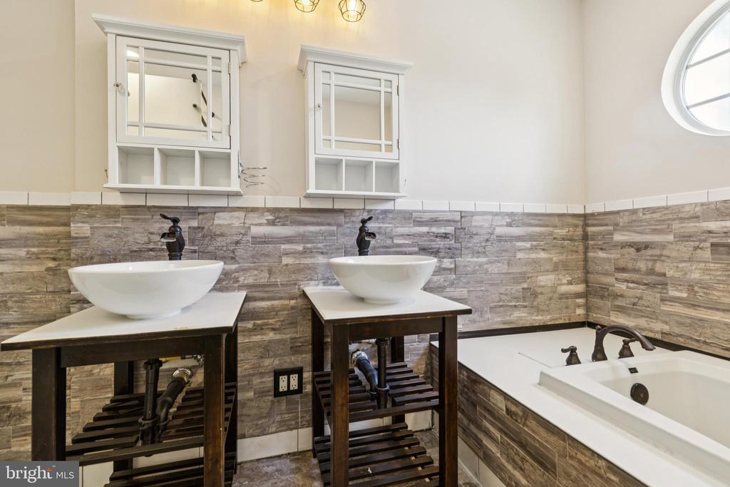 5099 Lands End Ct