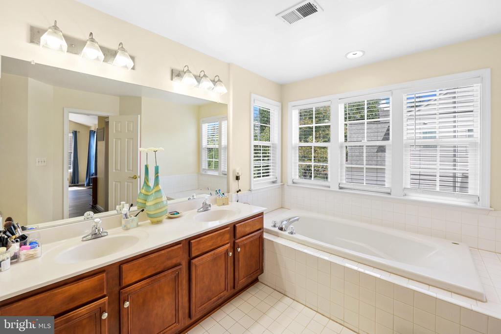 8931 YELLOWLEG COURT