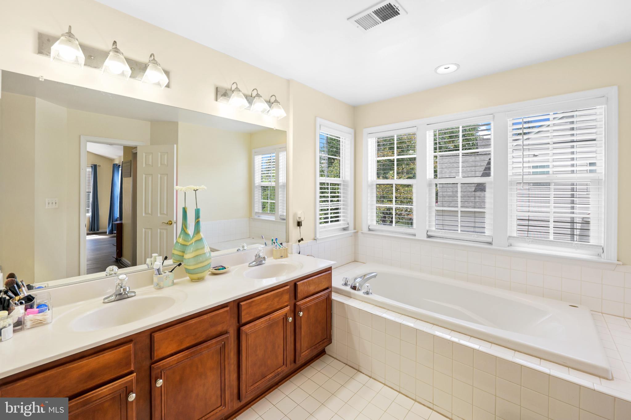 8931 YELLOWLEG COURT