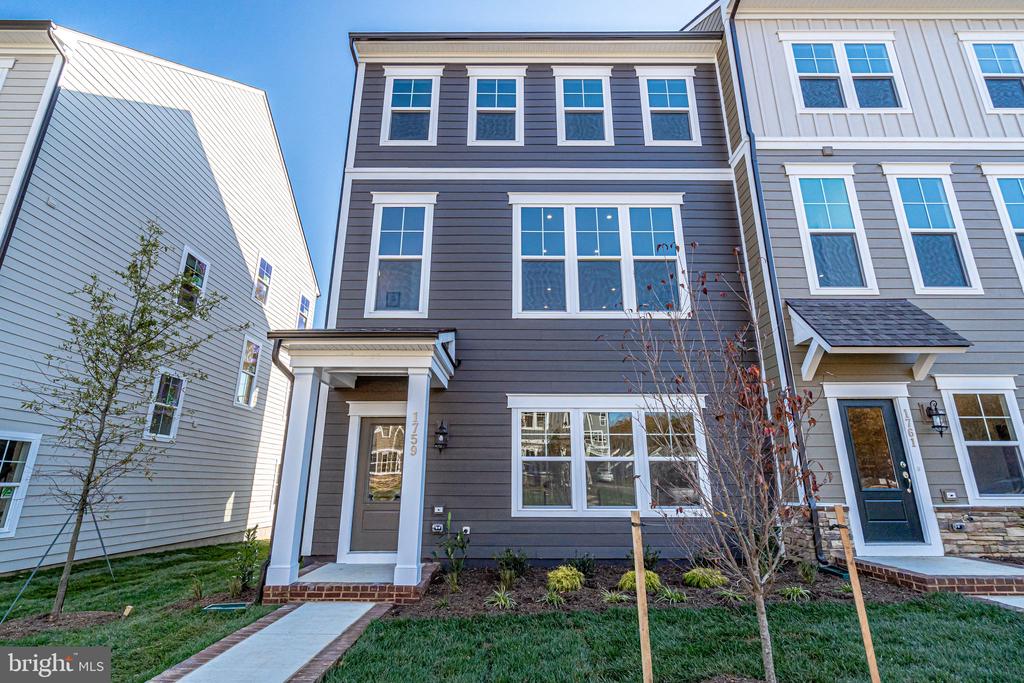 1759 AUTUMN MAPLE LEAF DRIVE