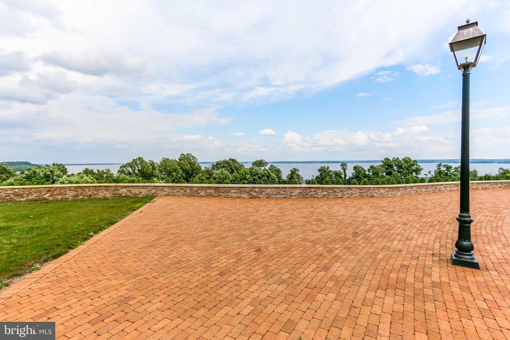 1759 AUTUMN MAPLE LEAF DRIVE