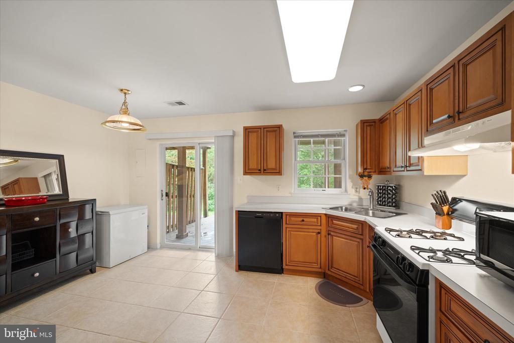 8878 STABLE FOREST PLACE