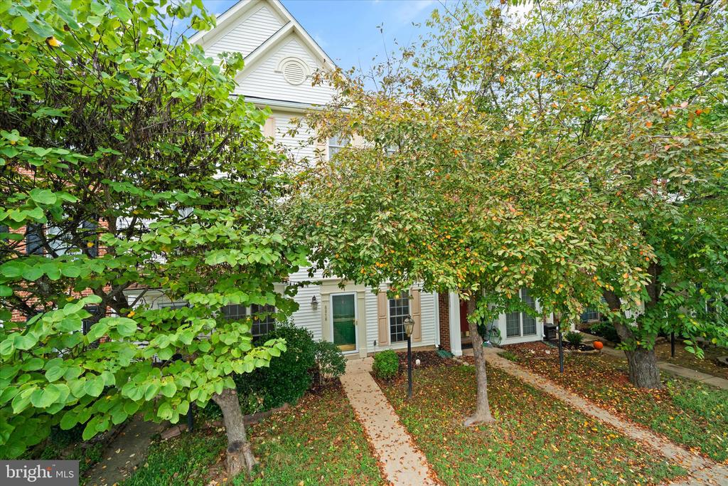 8878 STABLE FOREST PLACE
