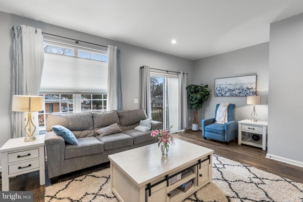 1592 DOROTHY LANE