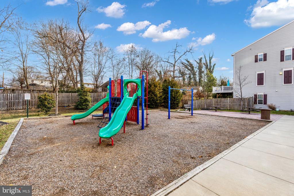 1592 DOROTHY LANE