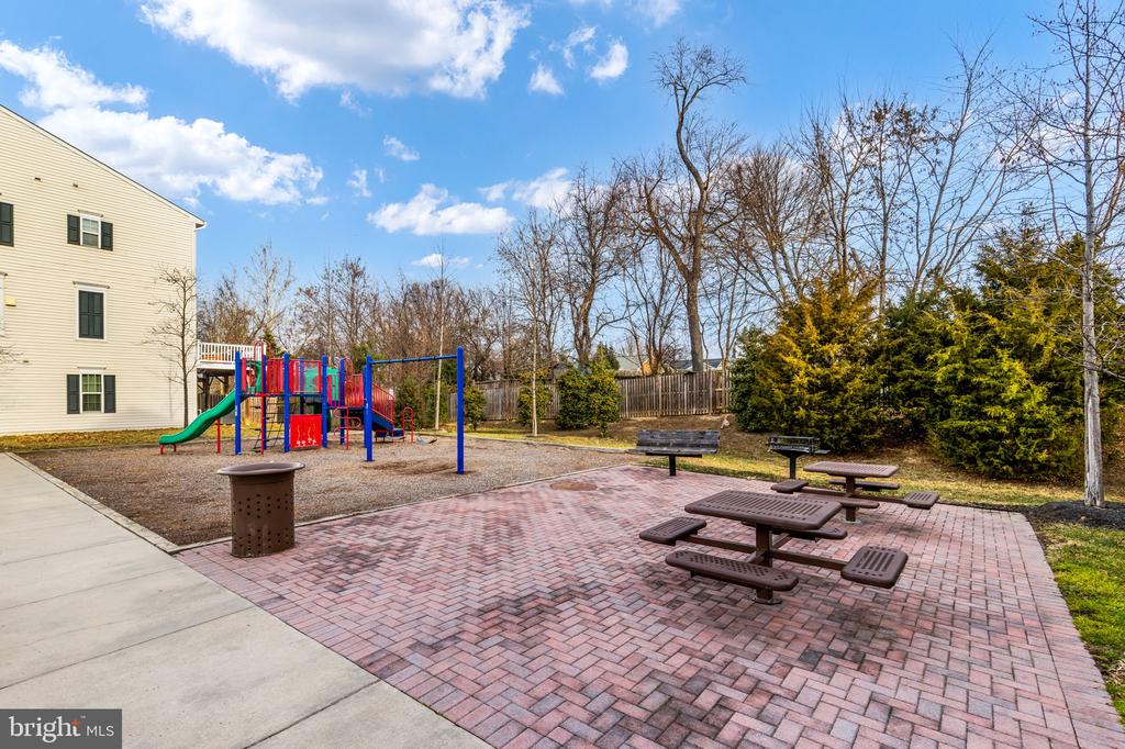 1592 DOROTHY LANE