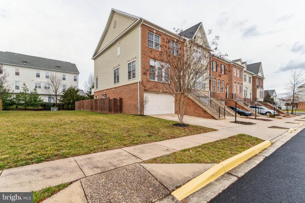 6910 STANWICK SQUARE