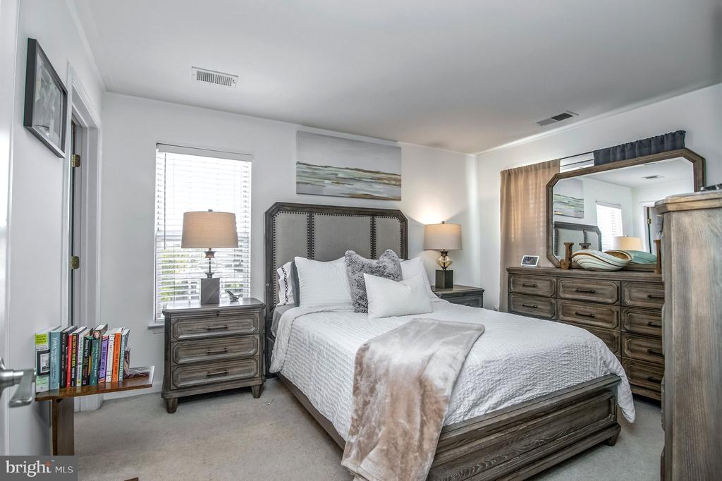 1066 GARDENVIEW LOOP 302