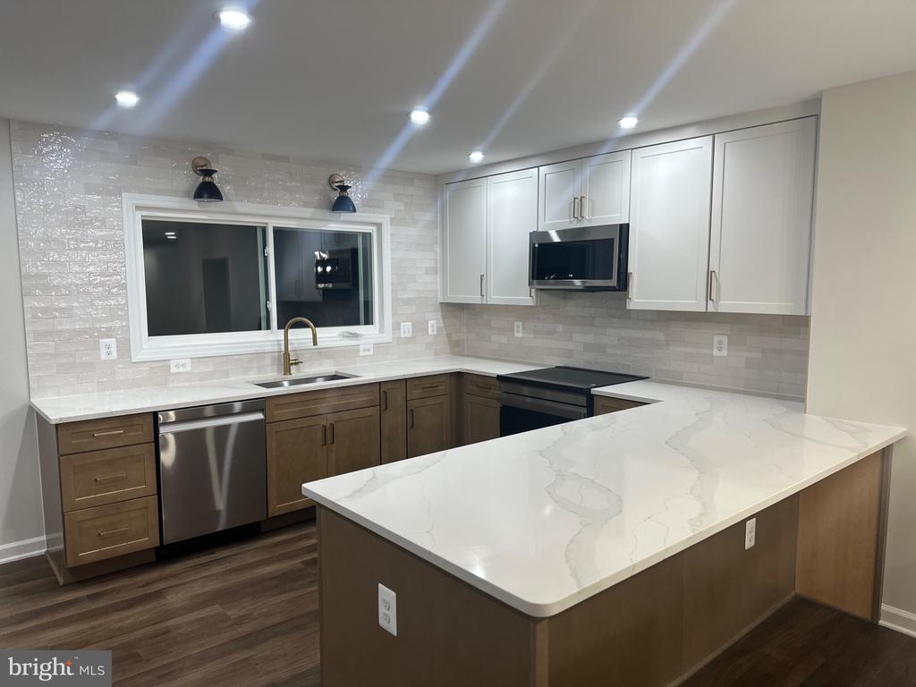 5016 LAMBSGATE LANE