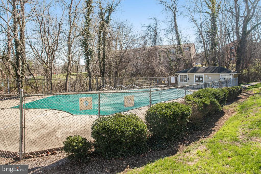 1521 COLONIAL DRIVE 201
